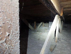 Zateplení stropu rodinného domu pomocí foukané izolace